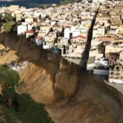 Alunecarea de teren din Sicilia amenință orașul Niscemi