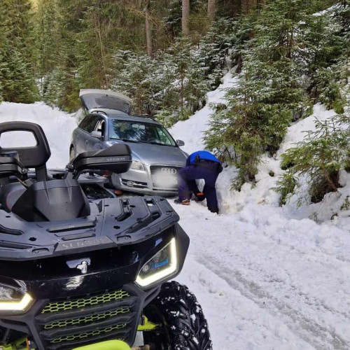 Bărbat salvat de jandarmi după ce a rămas blocat în zăpadă