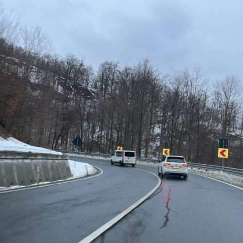 Vreme caldă și închisă, cu precipitații în diverse zone