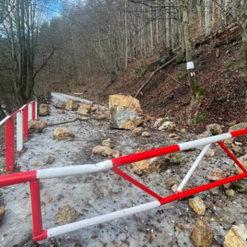 Restricții de circulație pe traseul de drumeție, în urma căderilor de stânci