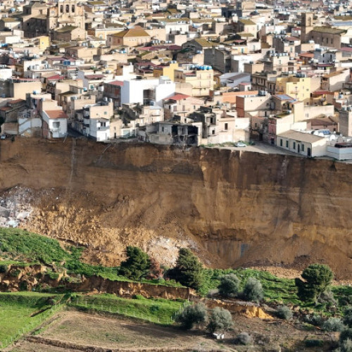 Alunecare de teren în Niscemi: sute de familii evacuate în mare grabă