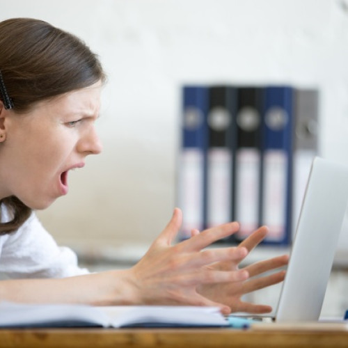 Atacurile online devin tot mai grave: sancțiuni pentru agresori