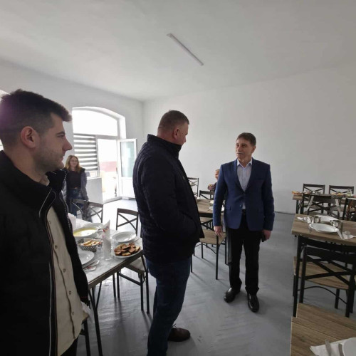 Seniorii din Rădești beneficiază de mese calde printr-un proiect comunitar