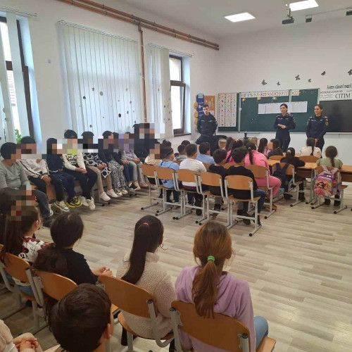 Activități de prevenire a violenței în școli, organizate de polițiști în Alba