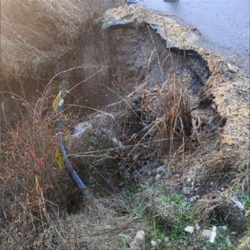 Drum închis circulației în Vâlcea din cauza unei alunecări de teren