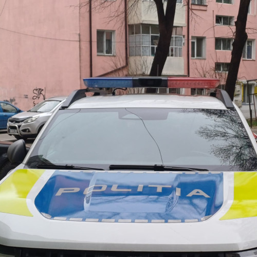 Scandal pe casa scării din Săveni: bărbat atacat cu un cuțit utilitar