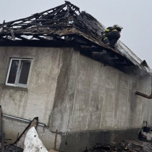 Incendiu în comuna Zătreni, pompierii intervin de urgență