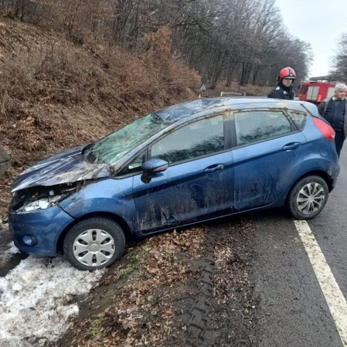Conducător auto salvat de alți șoferi înainte de intervenția pompierilor