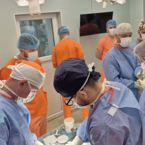 Tânăr din Timișoara beneficiază de o intervenție complexă pentru leziuni severe la genunchi