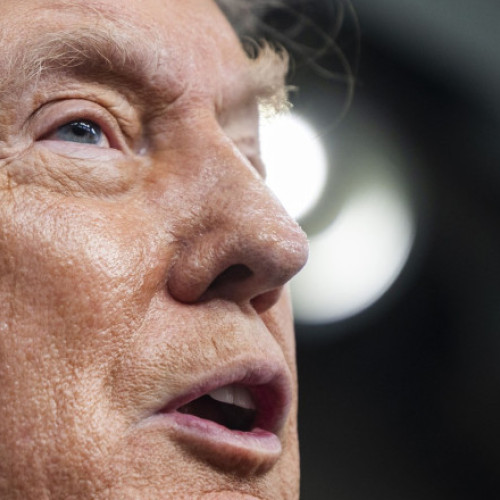 Trump reacționează la publicarea documentelor Epstein, menționând conspirații politice