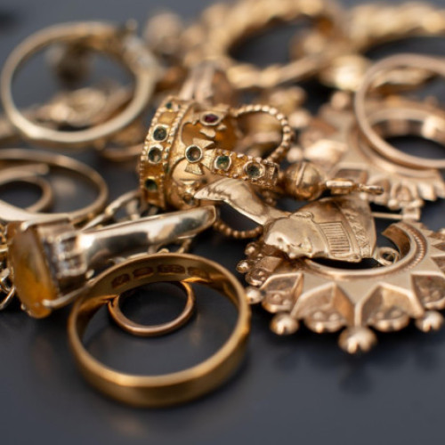 O mulțime de chinezi vând aur în Shanghai pe fondul creșterii prețurilor