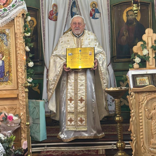 FOTO Peste 40 ani în slujba Domnului! Un apreciat preot din județul Botoșani s-a pensionat. Cine i-a luat locul în mijlocul enoriașilor