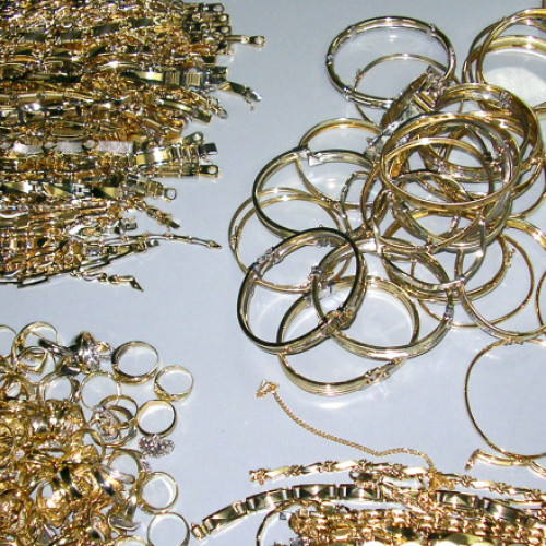 Trei persoane reținute pentru contrabandă cu bijuterii de peste 1,5 milioane lei