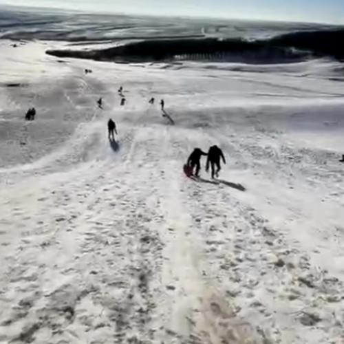 Tinerii din Botoșani se bucură de zăpadă, uitând de gadgeturi