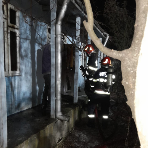 Incendiu devastator în Ștefănești, două persoane transportate la spital