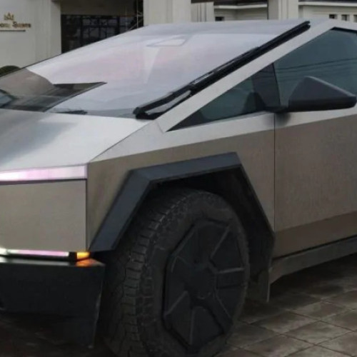 Un șofer bulgar fără permis pentru Tesla Cybertruck, prins la Lugoj