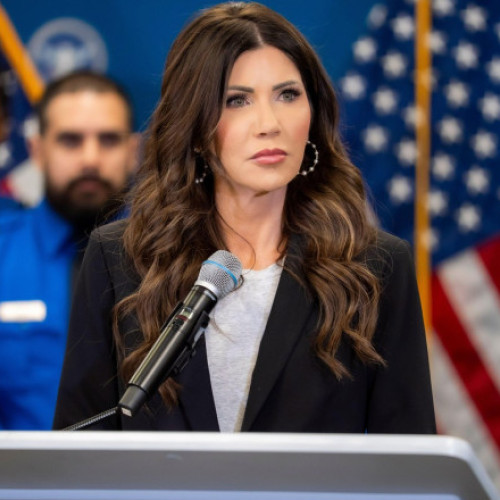 Toți ofițerii din Minneapolis vor purta camere corporale, anunță Kristi Noem