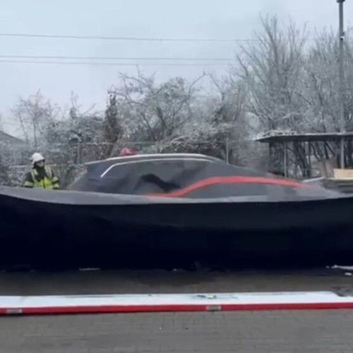 Intervenție complexă a pompierilor bistrițeni la un incendiu auto