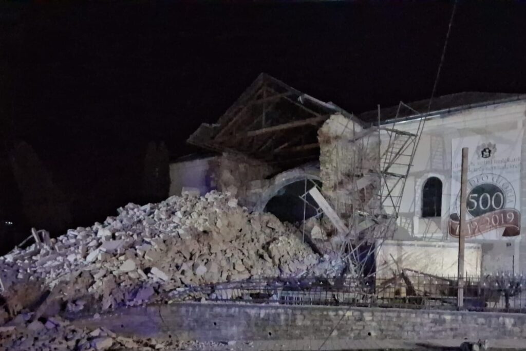 Polițistă rănită din cauza prăbușirii turlei unei biserici în Cehu Silvaniei