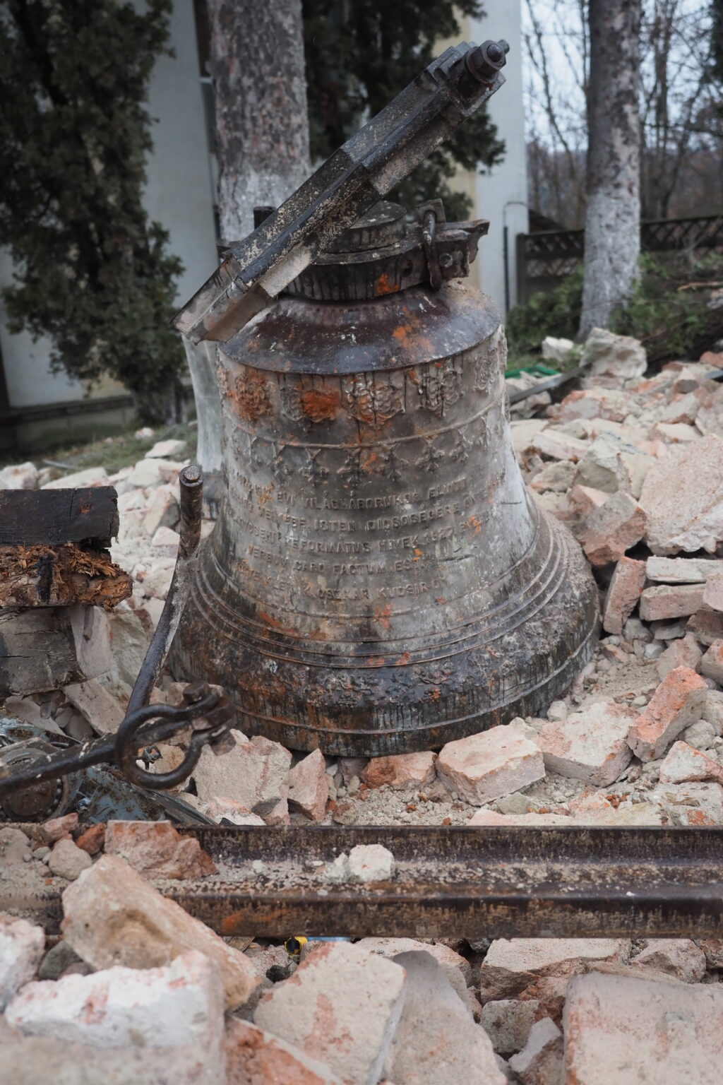 Clopotul Bisericii Reformate din Cehu Silvaniei răsună din nou după prăbușire