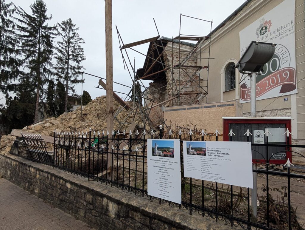 Degradări structurale la Biserica Reformată din Cehu Silvaniei