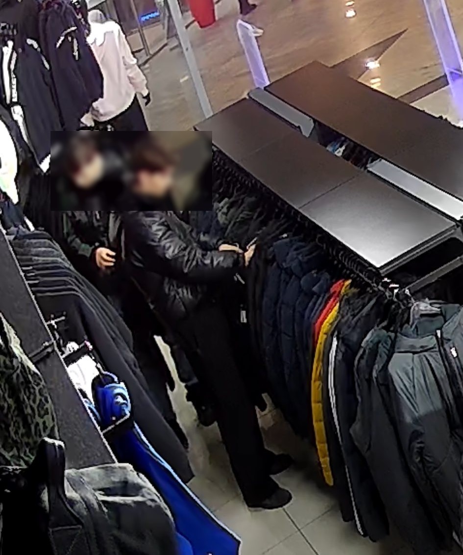 Adolescenți surprinși furând haine într-un magazin din Botoșani