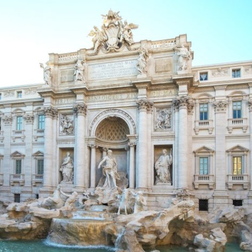 Turiștii plătesc 2 euro pentru a vizita Fontana di Trevi din Roma