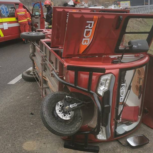 Accident cu triciclu electric în Vorona: două persoane rănite