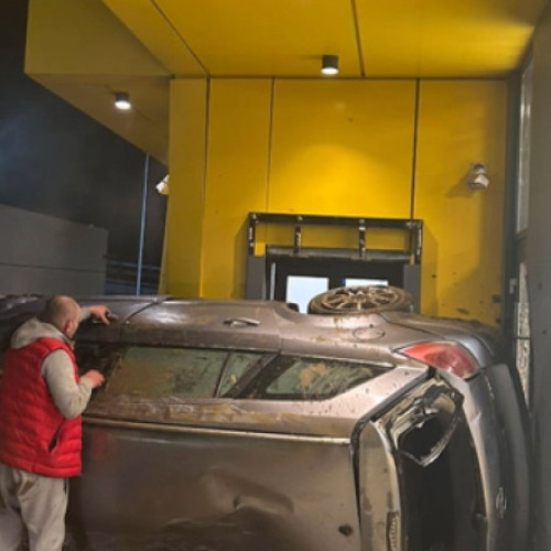 Bărbat rănit ușor după un accident în parcarea unui centru comercial din Florești