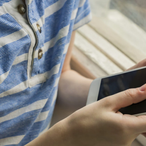 Salvați Copiii România cere interzicerea accesului copiilor sub 13 ani la rețele sociale