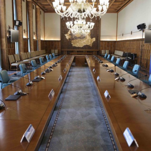 Premierul Bolojan discută măsurile de relansare economică cu sindicatele și patronatele