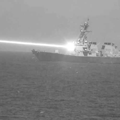 Distrugătorul USS Preble doboară drone cu laser de mare putere