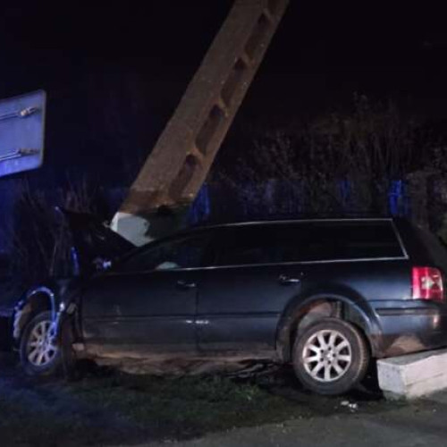 Accident pe DJ682: două victime după coliziunea cu un stâlp