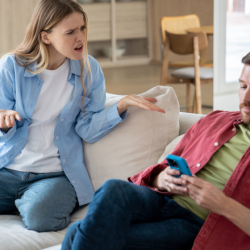 Phubbing-ul, o amenințare pentru relațiile interumane