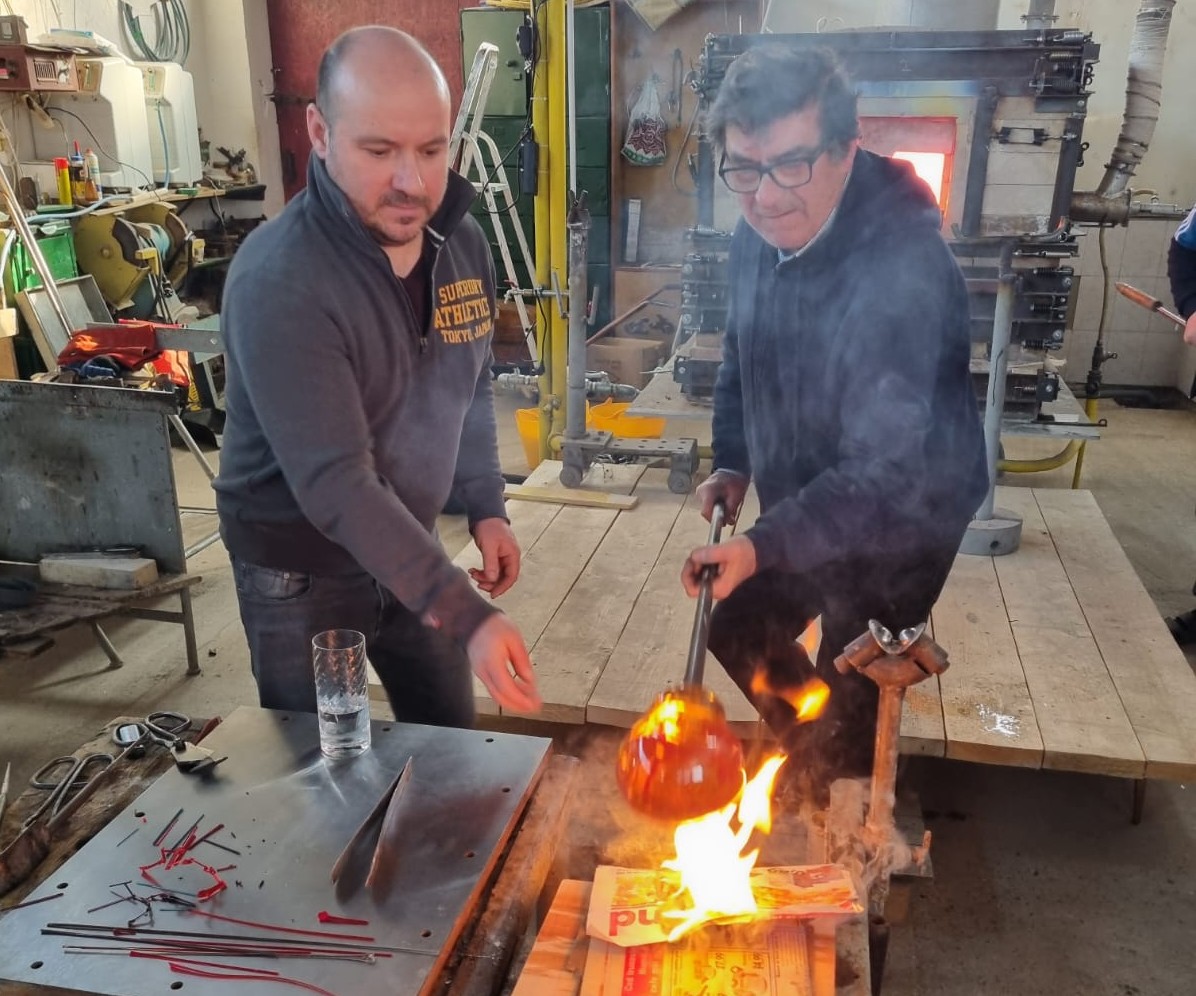 Trofeul din sticlă dedicat neurochirurgului Leon Dănăilă, creat de un artist botoșănean