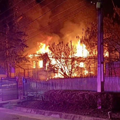 Incendiu devastator la o casă din Pârvu Roșu, Costești