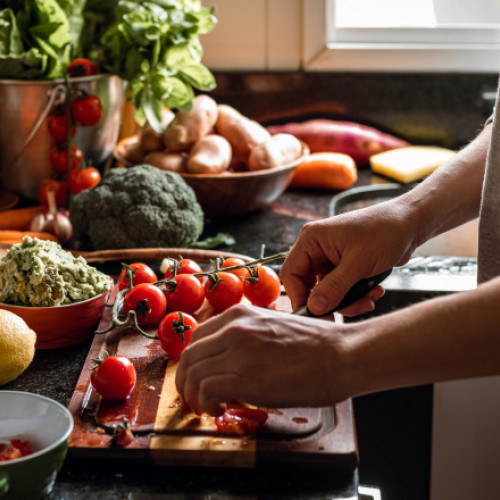 Tocana românească de cartofi cu carne devine mai simplă și sănătoasă