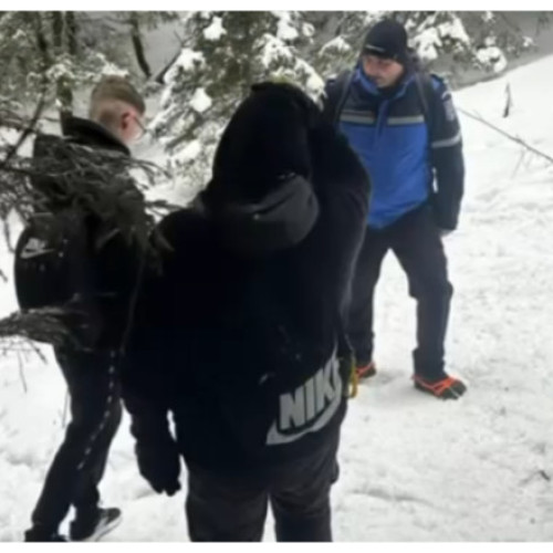 Doi tineri din Suceava opriți de jandarmi pe traseul Cabana Dochia
