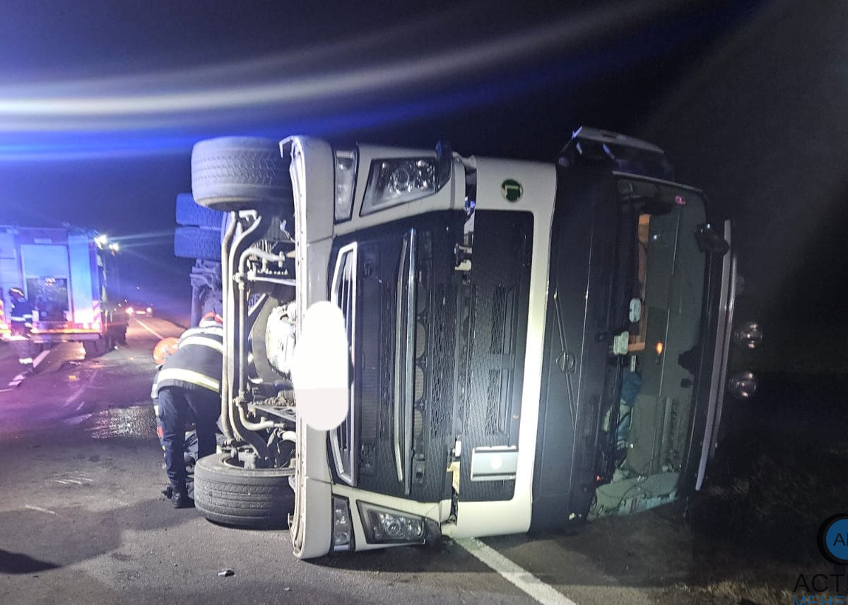 Accident pe DN 56A: Un autotren s-a răsturnat în Punghina