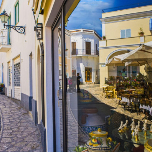 Capri restricționează accesul grupurilor mari de turiști în această vară