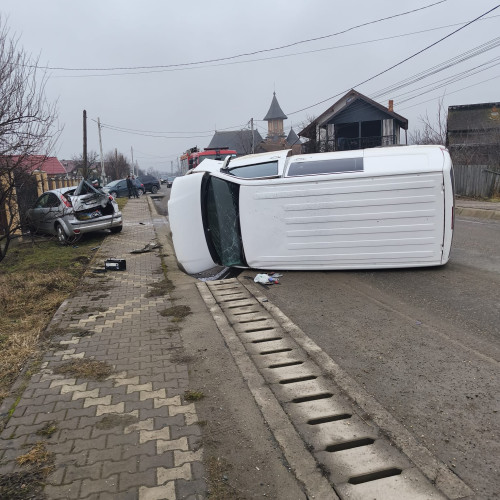 Accident rutier în Târgu-Neamț: autoturism răsturnat după o coliziune