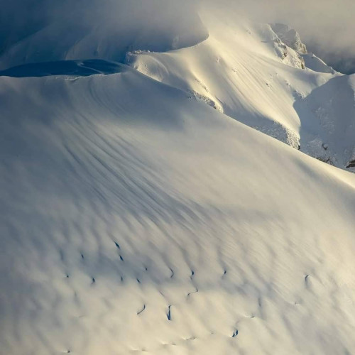 Riscul de avalanșe rămâne ridicat în Munții Bucegi