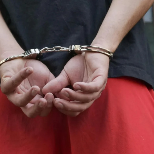 Un tânăr reținut pentru amenințări și violență asupra unei adolescente din Turceni