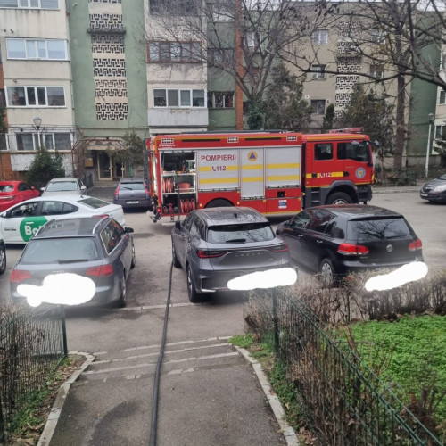 Incendiu în Craiova: Oameni evacuați din cauza fumului dens