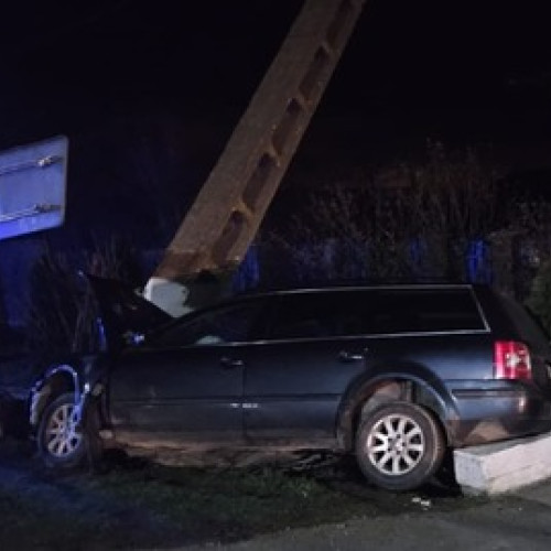 Accident grav în Timiș: doi răniți după coliziunea cu un stâlp