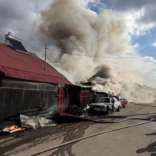 Incendiu puternic la Vulcan: Pompierii intervin de urgență