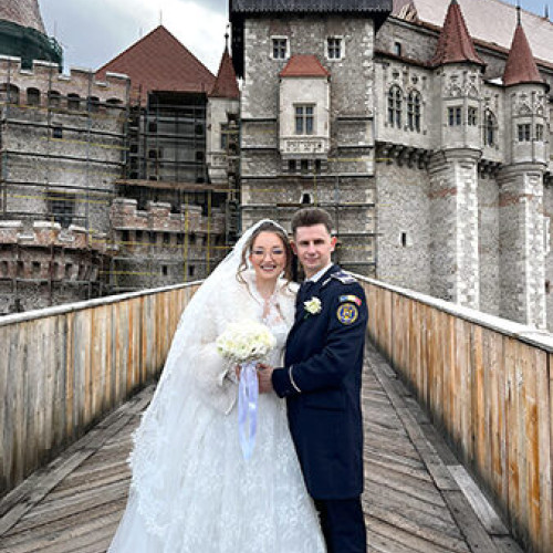 Un polițist își celebrează căsătoria în uniformă alături de soția sa