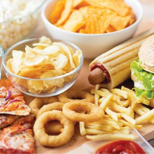 Alimentele ultraprocesate, asemănătoare cu țigările, avertizează oamenii de știință