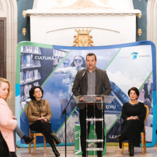 Fundația Tinmar oferă 1.110 burse pentru elevii din Iași