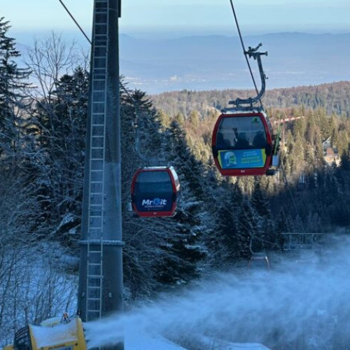 Se desfășoară activități de înzăpezire pe pârtiile din stațiunea montană